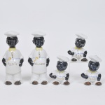 VINTAGE - Conjunto para temperos em porcelana nacional, no formato de figuras, composto de: frascos para azeite, vinagre, palitos, sal e pimenta, medida maior 19 cm, medida menor 10 cm.