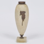 Antiga jarra em alabastro e adornos de bronze, altura 29 cm.