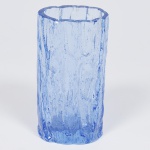 Lindo vaso de cristal azul, trabalhado em baixo relevo, med. 20 x 10 x 6,5 cm.