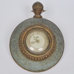 Royce - relógio acoplado a moldura de madeira, com quebrado no topo, relógio parado, medida 33 x 24 cm.