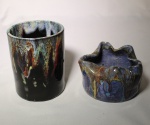 Dois potes de cerâmica vitrificada, 1 no formato de saco, medida menor 7 x 12 cm.