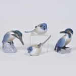 PEÇA NO ESTADO - Conjunto de quatro pássaros de porcelana dinamarquesa, medida maior 11 x 8 cm.