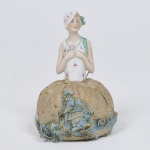 ART DECO - Meia boneca de porcelana alemã, parte inferior com almofada para prender alfinetes, altura 12 cm. Peça muito rara, de coleção.