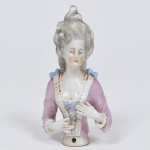 ART NOUVEAU- Meia boneca de porcelana alemã, para almofada de prender alfinetes, altura 11,5 cm. Peça muito rara, de coleção.