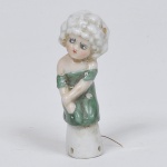 ART DECO- Meia boneca de porcelana alemã, para almofada de prender alfinetes, altura 6,5 cm. Peça muito rara, de coleção.