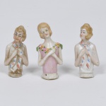 ART DECO - Três meia boneca de porcelana alemã, para almofada de prender alfinetes, altura 5,5 cm e 6 cm Peça muito rara, de coleção. Uma com pescoço colado.
