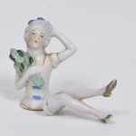 ART DECO- Meia boneca e pernas de porcelana alemã, para almofada de prender alfinetes, altura do corpo 5,3 cm, pernas 5 cm. Peça muito rara, de coleção.
