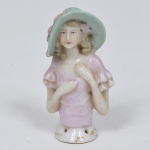 ART DECO- Meia boneca  de porcelana alemã, para almofada de prender alfinetes, altura do corpo 7 cm. Peça muito rara, de coleção.
