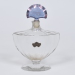BACCARAT - GUERLAIN - Grande frasco de perfume "Shalimar", de cristal francês facetado, tampa no formato de leque na cor ametista. Gargalo do frasco quebrado, medida 21 x 15 cm.