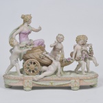 Belo grupo escultórico de biscuit europeu, representando querubins puxando uma senhora sobre carruagem. Base oval decorado com guirlandas. Peça marcada e numerada, med. 38 x 16 cm.
