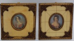 REY e MAYER  -  Dois Retratos de Damas -  Pintura sobre marfim - Miniatura 4 cm de diâmetro. Assinadas. Moldura de placagem de marfim e bronze italiano cinzelado. Medida total 11 x 10 cm. Séc. XIX/XX.