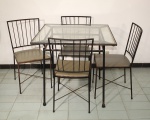 Conjunto anos 60/70 de mesa e quatro cadeiras de ferro com assento estofado. Medida da mesa 74 cm alt. x 80 x 80 cm.