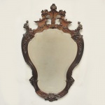Antigo Espelho de cristal bisotê, no estilo D. João V em jacarandá com rico entalhe em ótimo estado.  Medindo 90 x 55 cm.