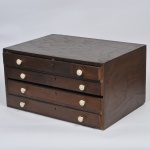 Grande caixa organizadora em madeira com 4 gavetas, em seu interior várias repartições. Puxadores de baquelite. Medindo 58 x 41 x 31 cm.