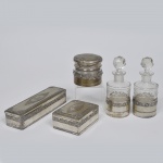 Conjunto de toillete em metal alemão WMF, Séc. XIX. Com frascos de cristal, sendo 2 com bicados. Medida porta escovas 21 x 6 x 5 cm. Medida frasco, alt. 17,5 cm.