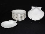 Conjunto de 11 coquilles de fina porcelana francesa marcada F.R.G., medida 12,5 x 11,5 cm, pequenos bicados.