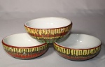Três bowls de porcelana nacional, pintados à mão, medida 13 x 5 cm.