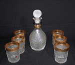 Garrafa e 6 copos para whisky em vidro moldado, Prado-Brasil, gargalo e bordas em dourado, altura garrafa 25 cm.
