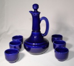 Conjunto de garrafas com 6 copinhos de cerâmica vitrificada na cor azul cobalto, altura garrafa 26 cm.