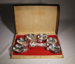 Conjunto para sobremesa/sorvete em metal espessurado a prata, composto de 6 taças e 6 colheres. Fábrica Bellini, na caixa original.