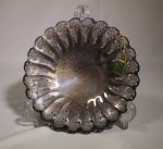 Fruteira de metal espessurado a prata, borda vazada, decorada com flores, medida 24 x 5 cm.