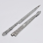 Grande faca gaúcha, em prata fundida e gravada, em prata 800 ml, lâmina de aço forjado com símbolo da "Piteira", conhecida também como corneta, anos 50. Comprimento 35 cm.