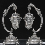 Par de delicados lampiões em prata repuxada e cinzelada, fiação nova. Contraste português Águia-Porto, 833 ml, usado a partir de 1938. Medida 26 x 13 cm. Peso total 1.242 g.
