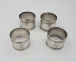 Quatro aneis de guardanapo em metal espessurado a prata, monogramado com as iniciais JC.