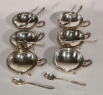 Antigo conjunto de seis taças com seis colheres, para sobremesa, em metal espessurado a prata.