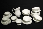 Lote composto de 7 xícaras com pires para chá, 4 xícaras com pires para café, em porcelana Schmidt e 1 leiteira de porcelana Real.