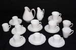 Lote composto de 11 xícaras para café em porcelana Schmidt e Real e 2 leiteiras, medida maior 13 cm.