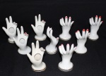 Nove peças no formato de mão, em porcelana, medida 10 x 4 cm.