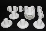 Lote composto de 13 xícaras com pires para café, de porcelana Steatita Paraná, alt. 6,4 cm.