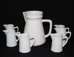 Lote composto de 6 leiteira pequenas, porcelana Steatita Paraná, altura 7,5 cm e uma maior, medida 16,5 cm.