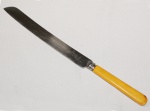 Antiga faca de pão, cabo em baquelite, marcas na lâmina da cutelaria Joseph Rodgers & Sons - Cutler to his Majesty, Sheffield, Inglaterra, compr. 32,5 cm.