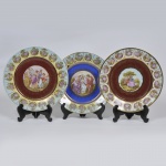 Três medalhões de porcelana nacional PD 541, decorado com cenas românticas e ouro, diâmetro 32 cm.