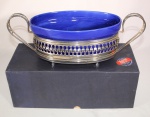 Centro de mesa/floreira com suporte de metal prateado e recipiente de cerâmica azul, sem uso, caixa original, med. 41 x 15 x 14 cm.