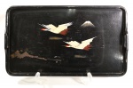 Bandeja em laca japonesa decorada com aves, medida 44 x 26 cm.