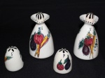 Conjunto de galheteiro de porcelana decorada com legumes, composto de 4 peças, medida maior 13 cm.