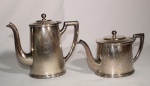 Bule de chá e bule de café em antigo metal espessurado a prata, da marca Wolff, medida maior 20 x 23 cm.