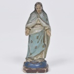 MINIATURA - Nossa Senhora  das Graças - imagem em madeira policromada, Brasil final séc. XX. Medida 12 cm.