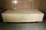 Antigo lençol para cama de casal, em linho com bordados à mão e ponto palito, medida 266 x 202 cm, acompanha 1 fronha medida 72 x 61 cm.