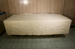 Antigo lençol para cama de casal, em linho com bordados à mão e ponto palito, medida 276 x 200 cm.
