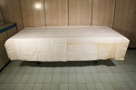 Antigo lençol em cambraia de linho, delicados bordados na pala superior, feito à mão, medida 290 x 230 cm.