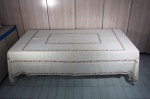 Antiga toalha de banquete bordada em ponto cruz, manchas do tempo, medida 300 x 208 cm.