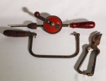 Vintage - Conjunto de ferramentas, composto de: furadeira manual, arco de serra e tesoura de jardinagem.