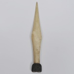 Flecha de marfim, medida 25 cm.