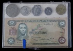 Numismática - Kit com uma cédula de 2 dólares da Jamaica, moedas e cartão postal da Jamaica.