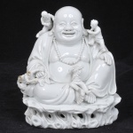 Antiga figura chinesa de Blanc de Chine de Buda sorridente sentado com 5 crianças pequenas subindo em cima dele, sendo 3 crianças danificadas, medida 17 x 20 cm.