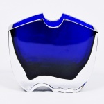 BACCARAT - Moderno vaso em pesado cristal, double azul cobalto. Marcas da Cristallerie de Baccarat no fundo, pequenos bicados. Medida 18 x 21 x 9 cm.